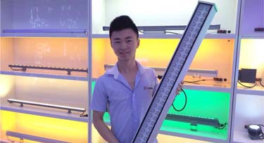 來看光臣男神手上的60W洗墻燈，現(xiàn)正熱銷……