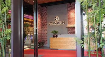 客戶指定光臣LED全彩線條燈，原因很簡單