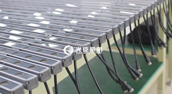 DMX512大功率洗墻燈出貨，商業(yè)廣場亮化即將開始